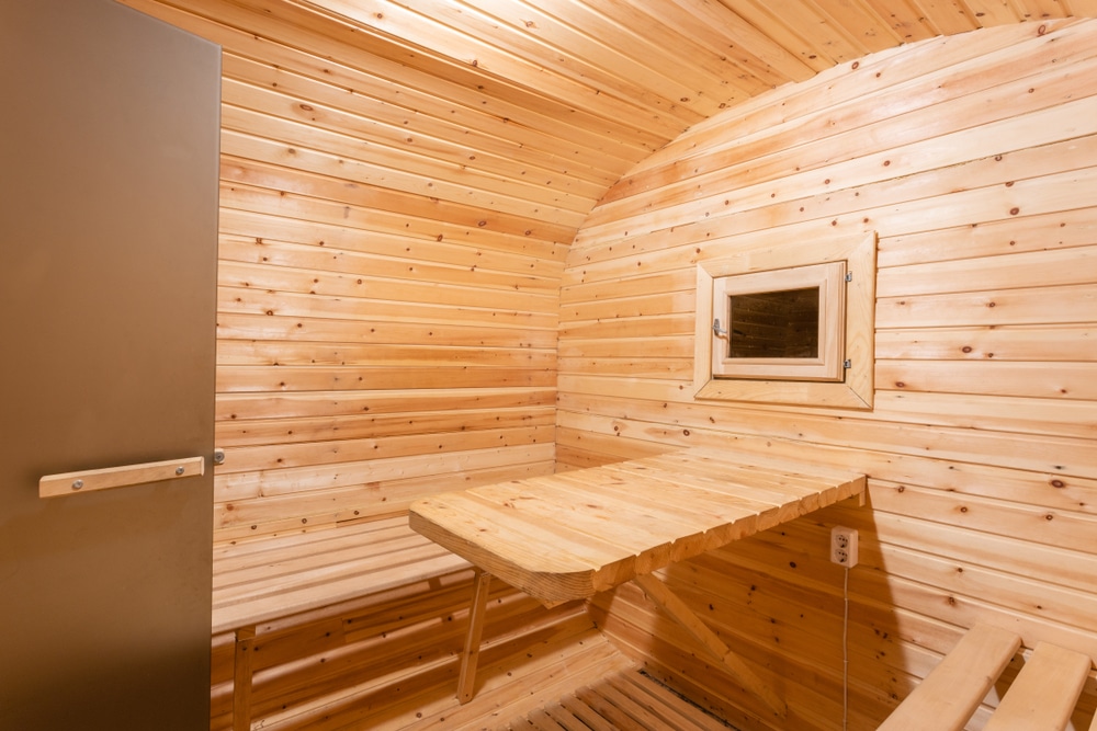 Individuell-gestaltet-–-Fass-Sauna-mit-persoenlicher-Note