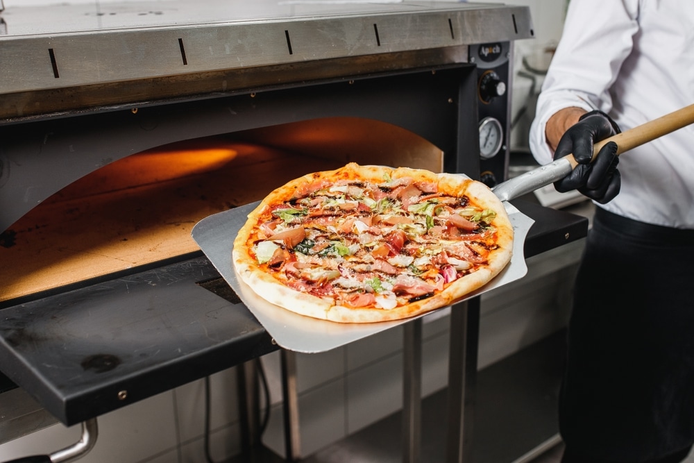 Knusprige-Steinofenpizza-frisch-gebacken