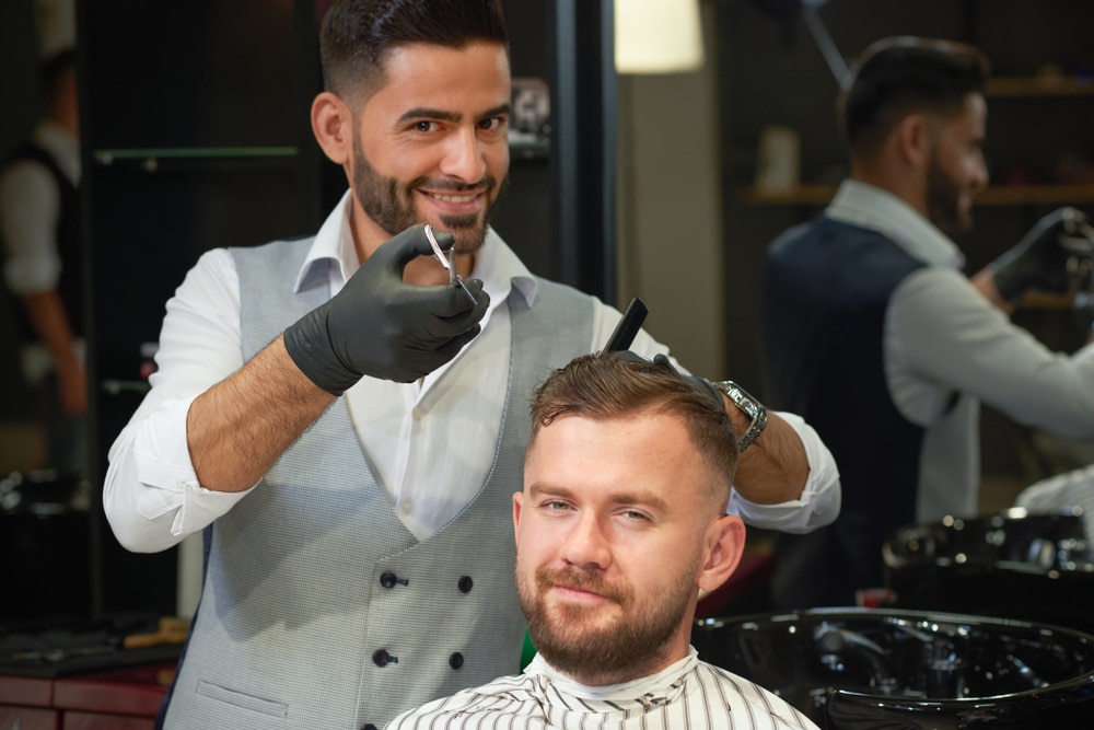Moderne-Herrenfrisur-mit-Stil