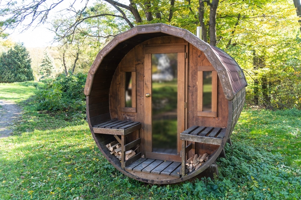Natur-pur-–-Sauna-eingebettet-in-gruener-Umgebung