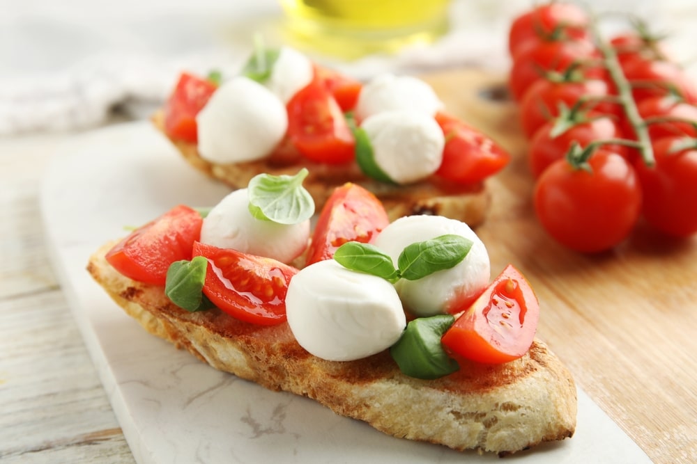 Ofenfrische-Bruschetta-mit-Tomaten-und-Basilikum