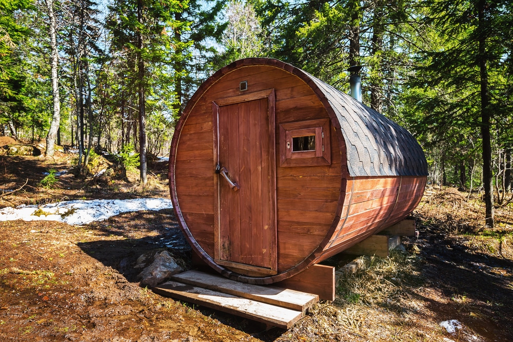 Perfekt-fuer-kalte-Wintertage-–-Fass-Sauna-im-Schnee.