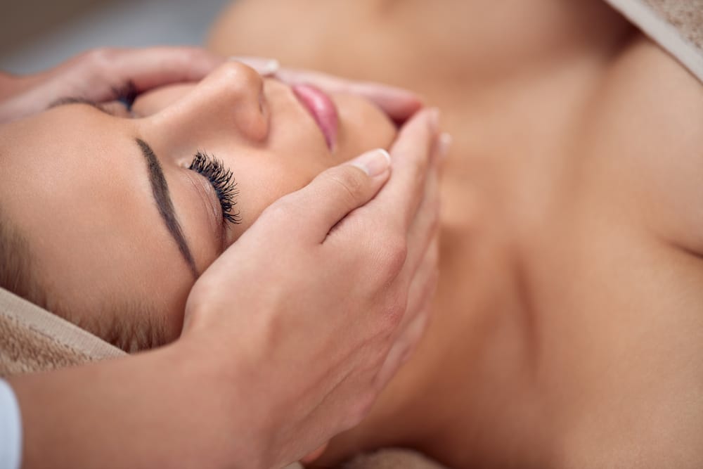 Sanfte-Beruehrungen-–-Aromatherapie-fuer-Koerper-und-Geist