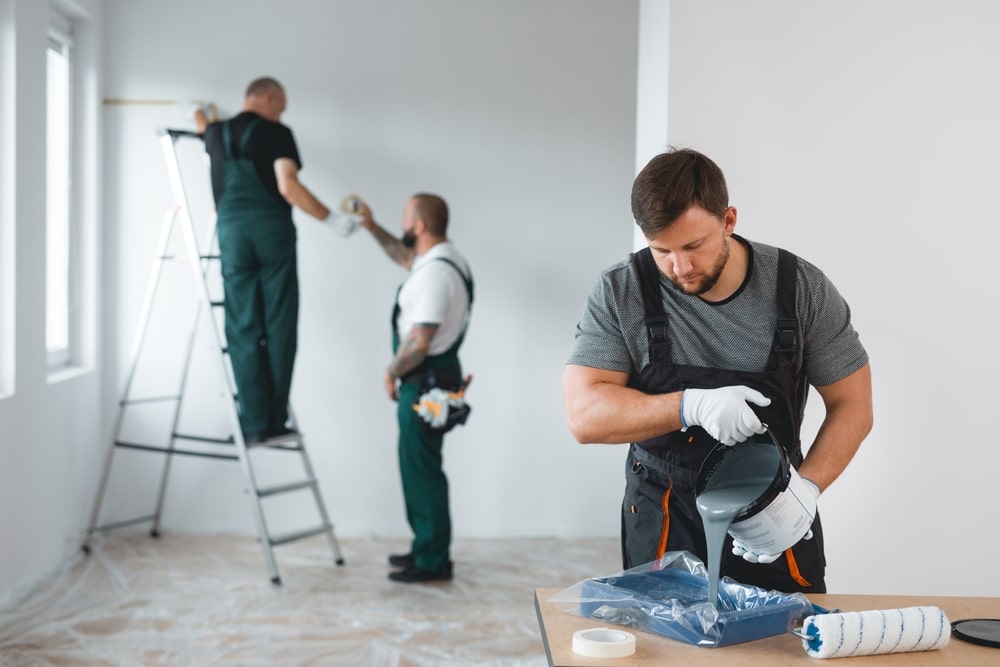 Teamwork-in-Aktion-–-Maler-bei-der-Arbeit