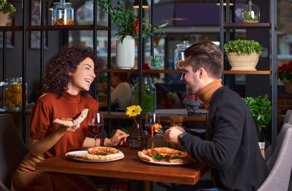 Zufriedene-Kunden-bei-Auswahl-der-Pizzeria