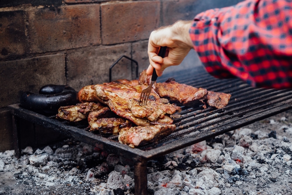 die argentinische Asado-Tradition Fleisch zu braten